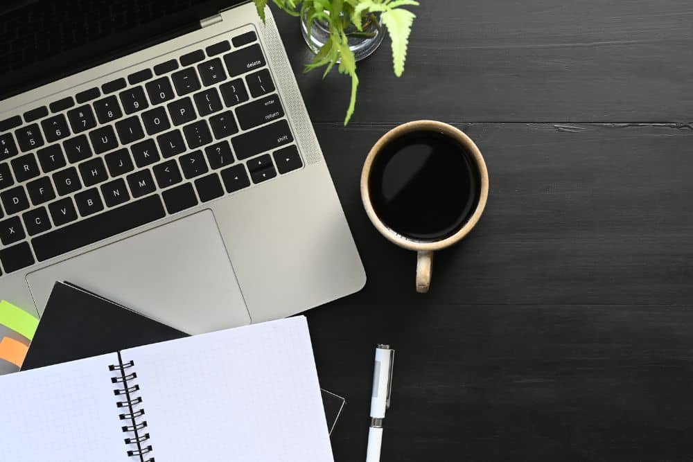 Samsung Laptop y MacBook enfrentadas