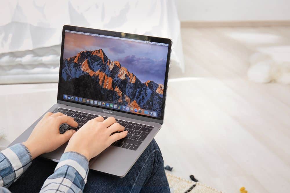 una Mac Book Air o una Mac Book Pro