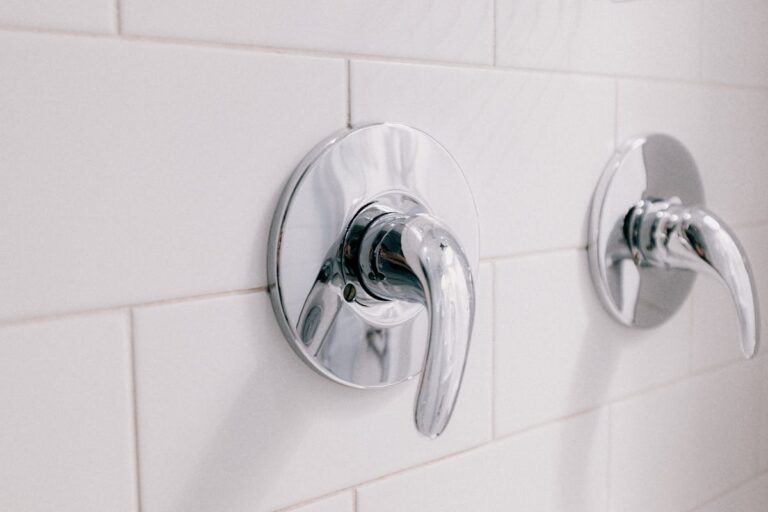 Cómo limpiar las juntas del baño sin usar mezclas agresivas