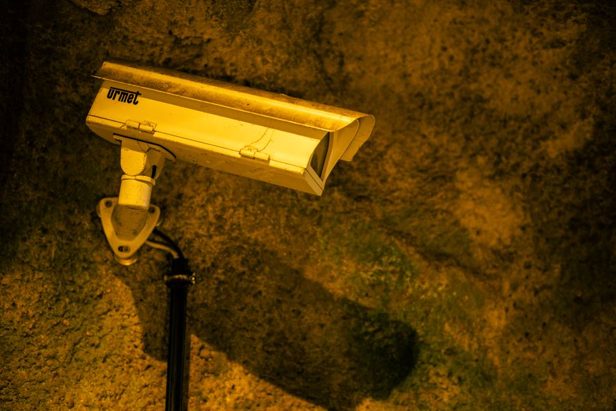 Cámara de seguridad nocturna instalada