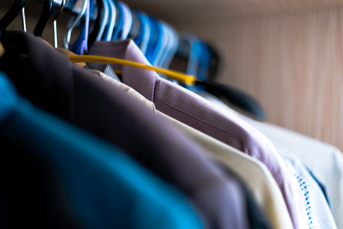 Camisas organizadas por tipo y color