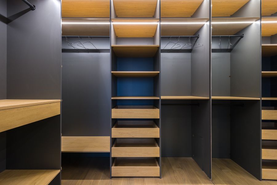 closet moderno estanterias madera 1 Closet moderno con estanterías de madera
