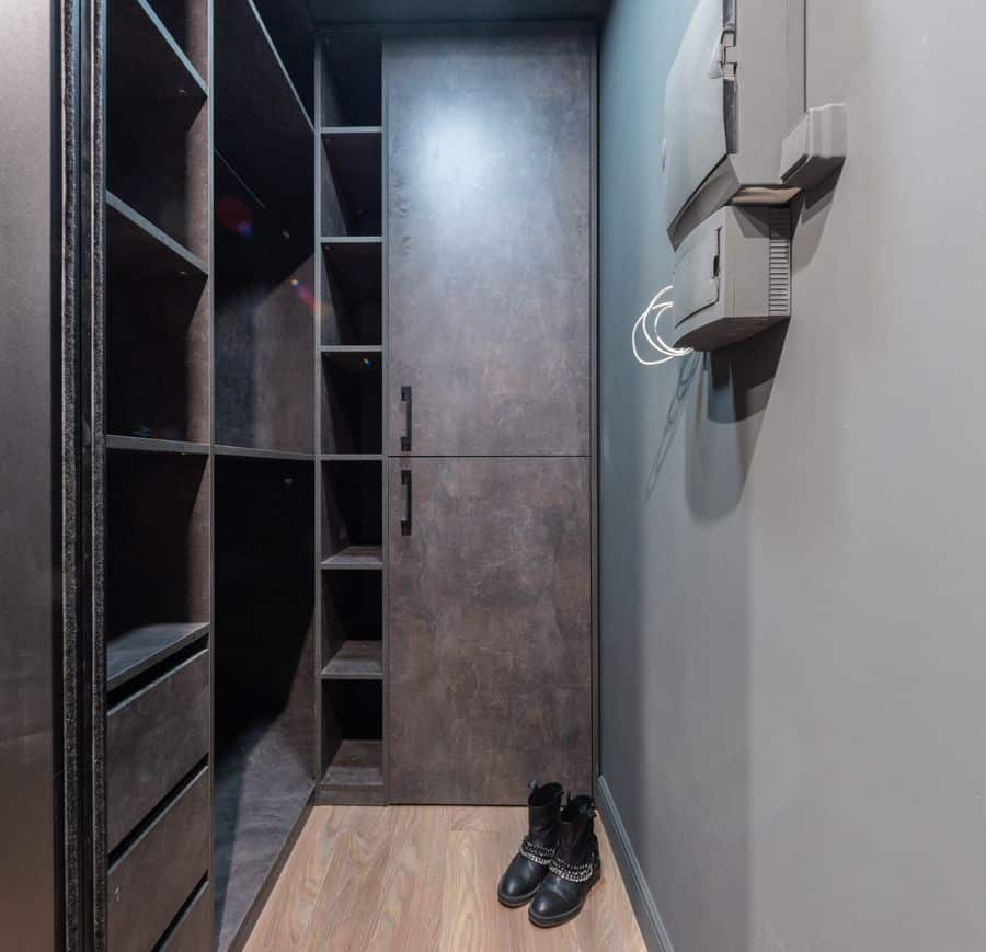 closet moderno estantes botas cuero 1 Clóset moderno con estantes y botas de cuero