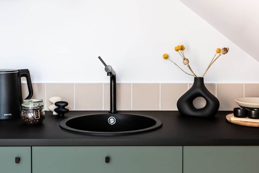 cocina minimalista grifo negro 2 Cocina minimalista con grifo negro
