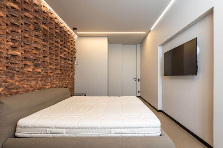 Colchón cómodo en dormitorio minimalista moderno