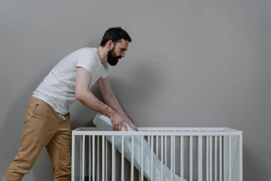 Cuna para bebé en habitación minimalista