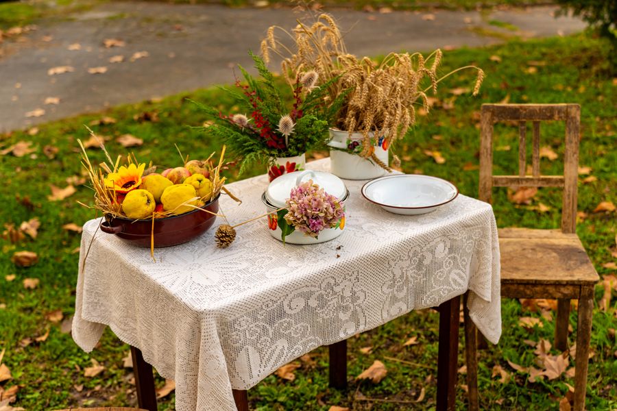 Decoración otoñal para mesa de jardín