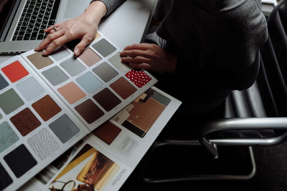 Diseñadora de interiores con muestras de materiales para muebles de oficina