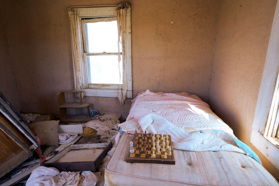 dormitorio descuidado colchon deteriorado 2 Dormitorio descuidado y colchón deteriorado