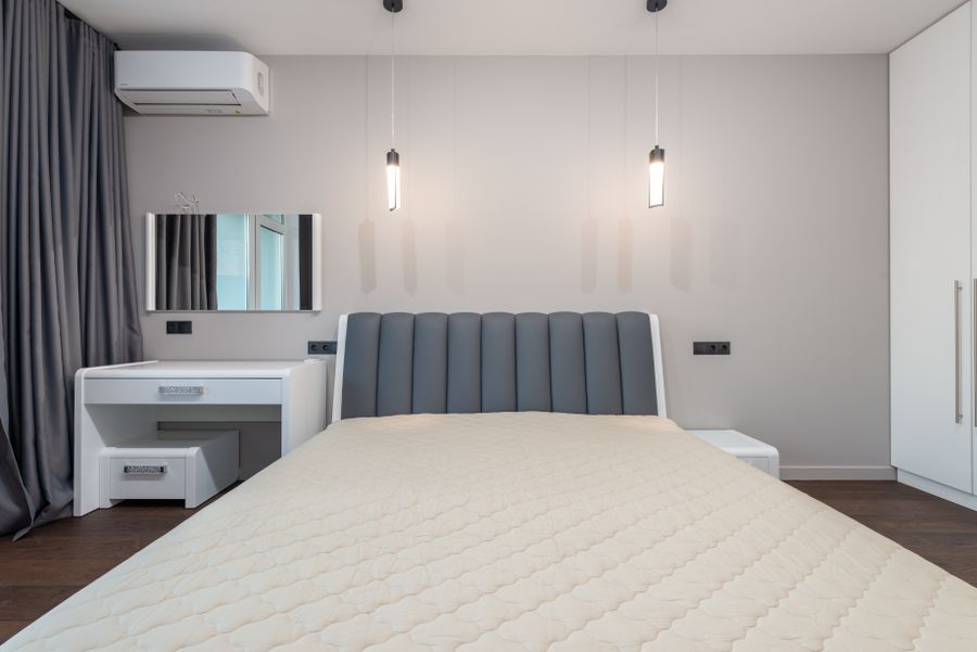 Dormitorio minimalista con cama y mobiliario moderno