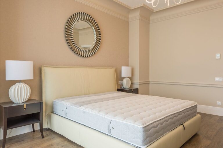 Dormitorio moderno con cama para guía de firmeza de colchón