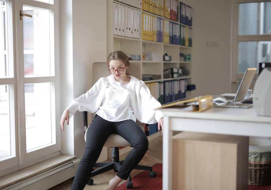 empleado femenino silla oficina ergonometrica 2 Empleado femenino en silla de oficina ergonométrica