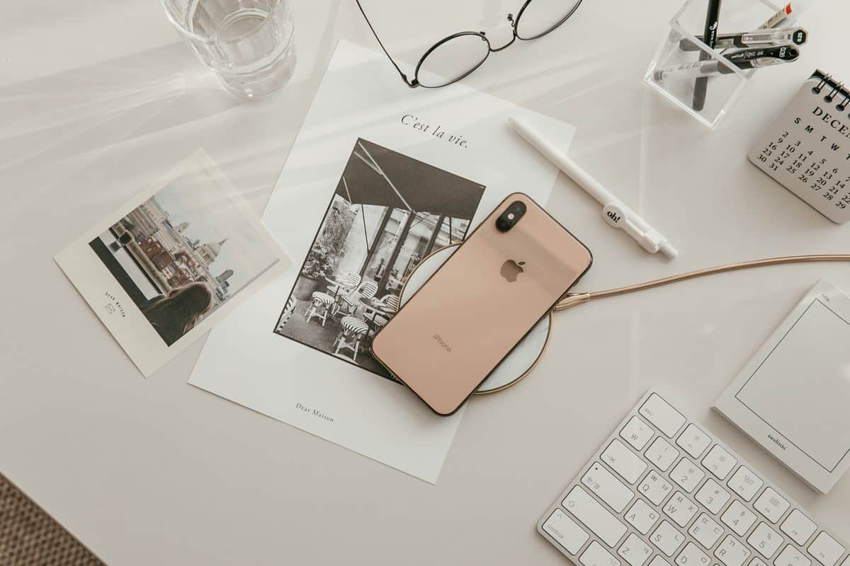 Escritorio minimalista para productividad