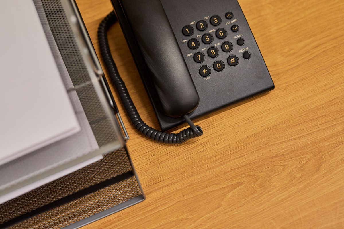 Escritorio de oficina ordenado y teléfono clásico