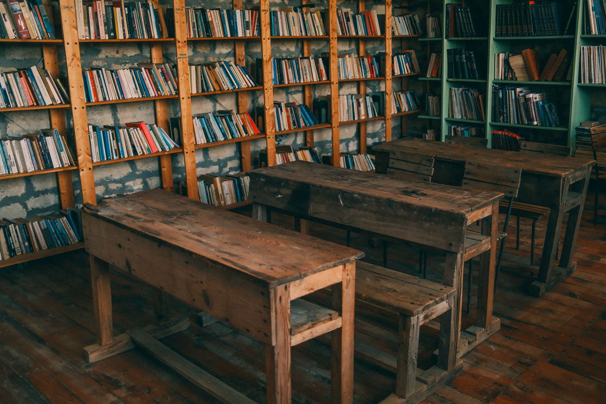 Escritorios y libreros de madera rústica