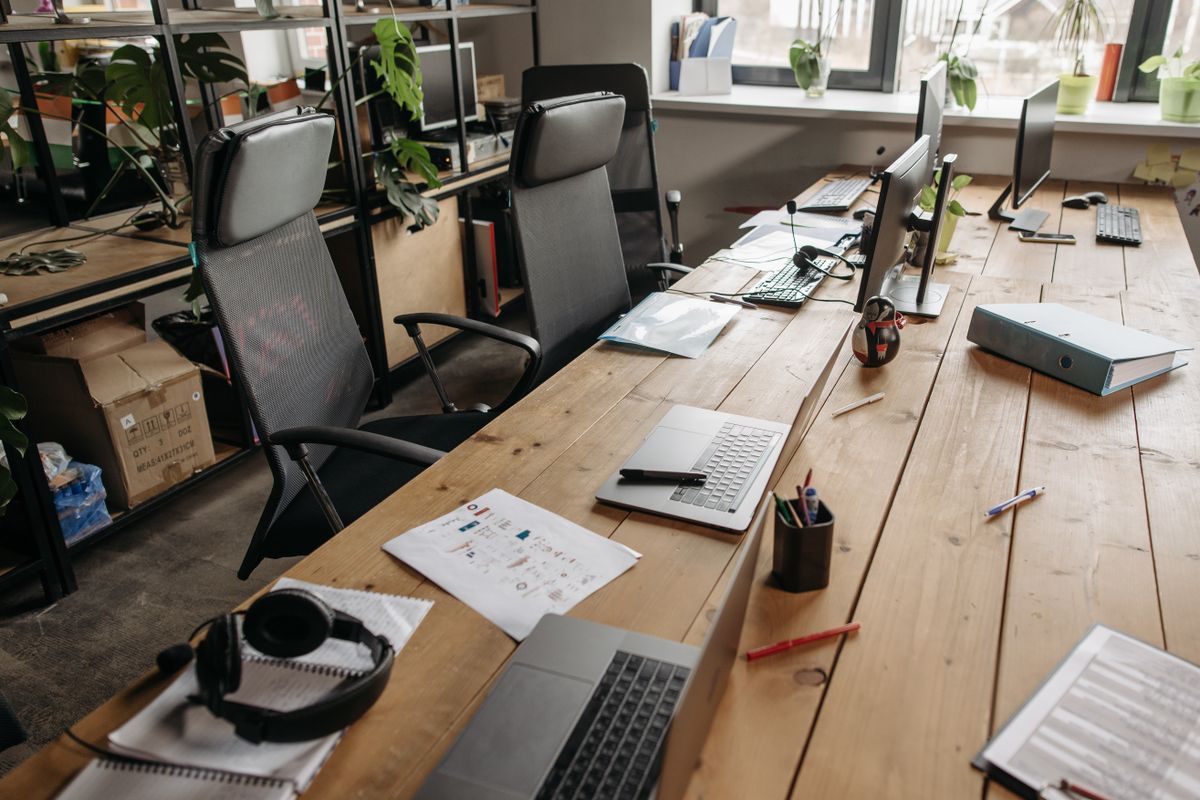 Escritorios de oficina modernos para coworking