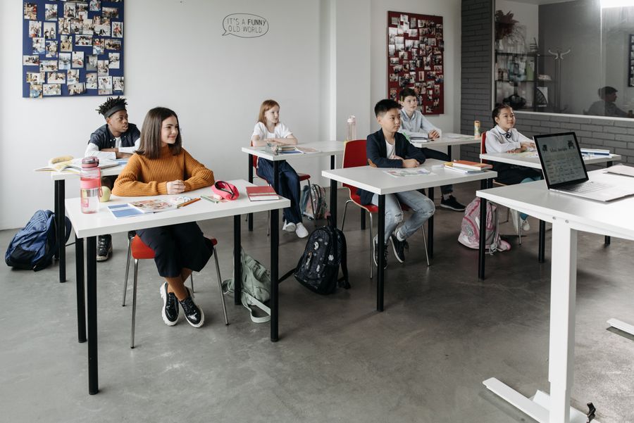 Estudiantes en aula para ergonomía educativa