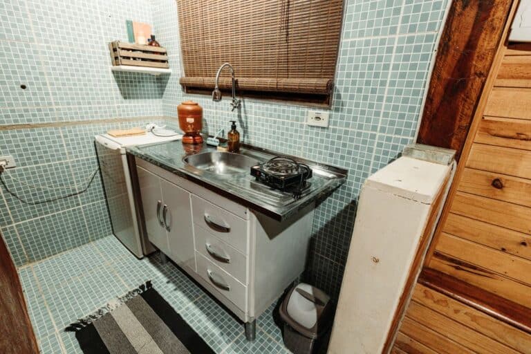 Cómo ganar comodidad alrededor del fregadero en una cocina pequeña