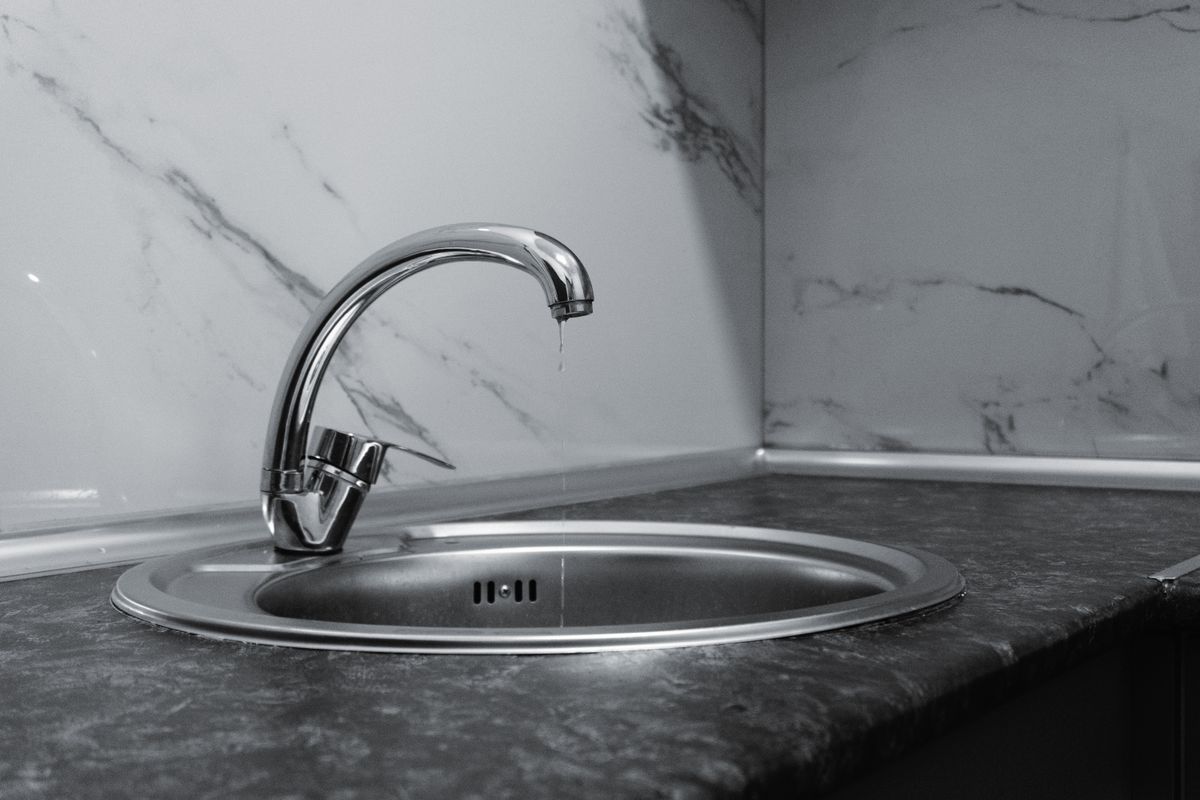Fregadero moderno con grifo cromado