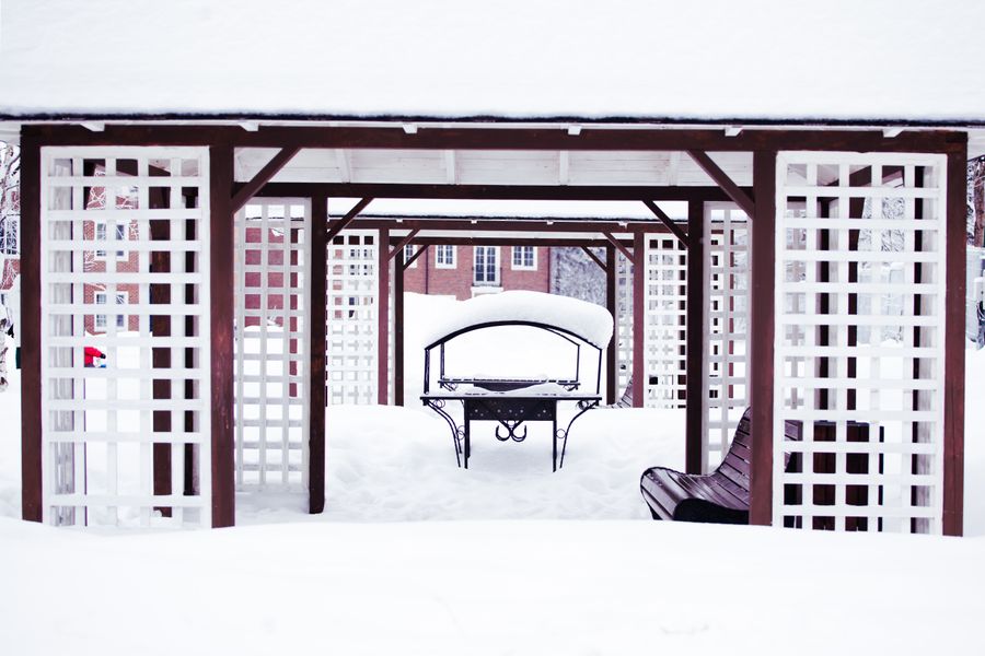 Gazebo nevado en entorno invernal