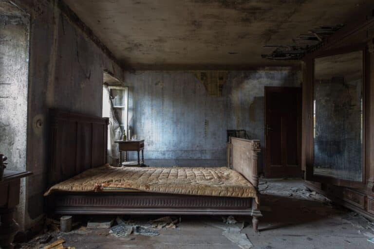Habitación rústica abandonada y colchón deteriorado