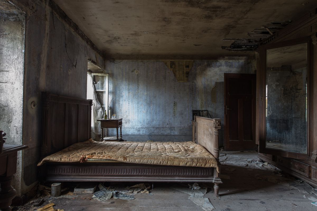 Habitación rústica abandonada y colchón deteriorado