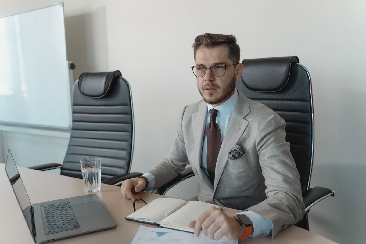 Hombre de negocios con laptop en oficina