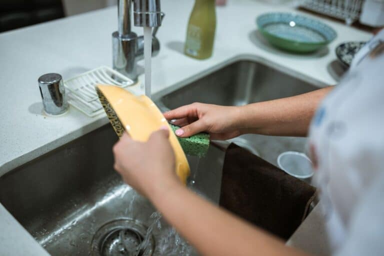 Rutina segura para mantener impecable el fregadero de la cocina