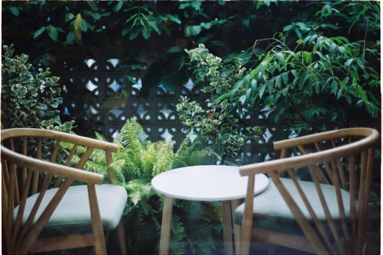 Mesa y sillas de jardín de madera