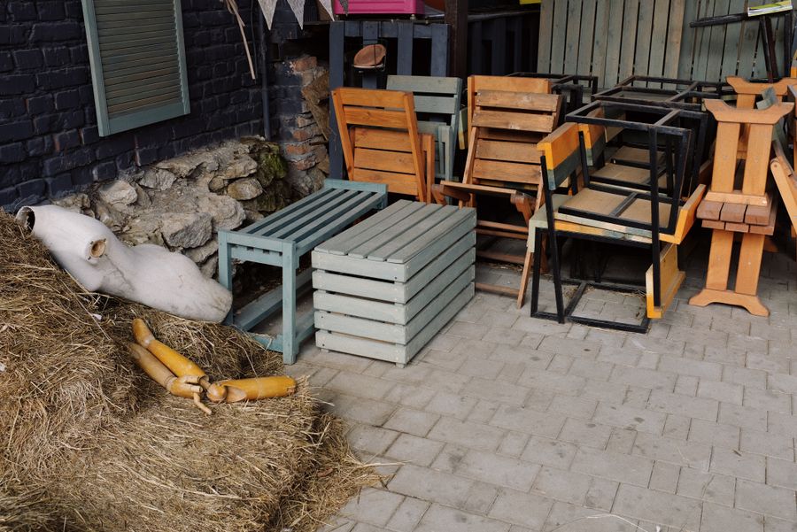 Muebles de exterior apilados para invierno