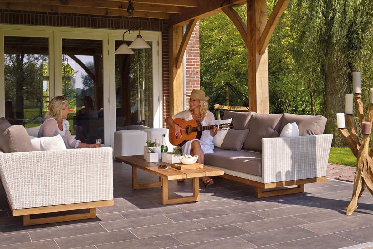 Muebles de exterior protegidos en patio