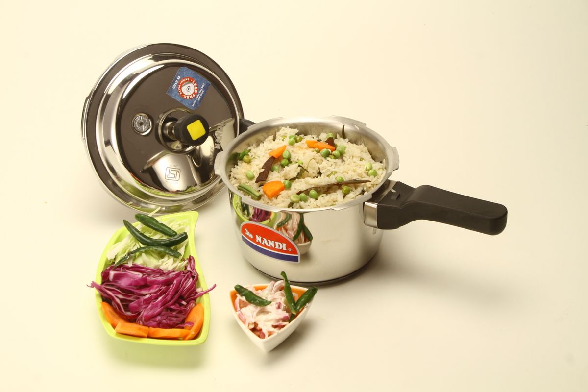 Olla a presión de acero inoxidable con arroz y verduras