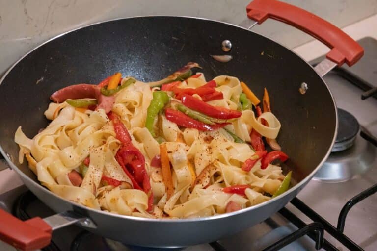 Pasta con verduras en sartén tradicional