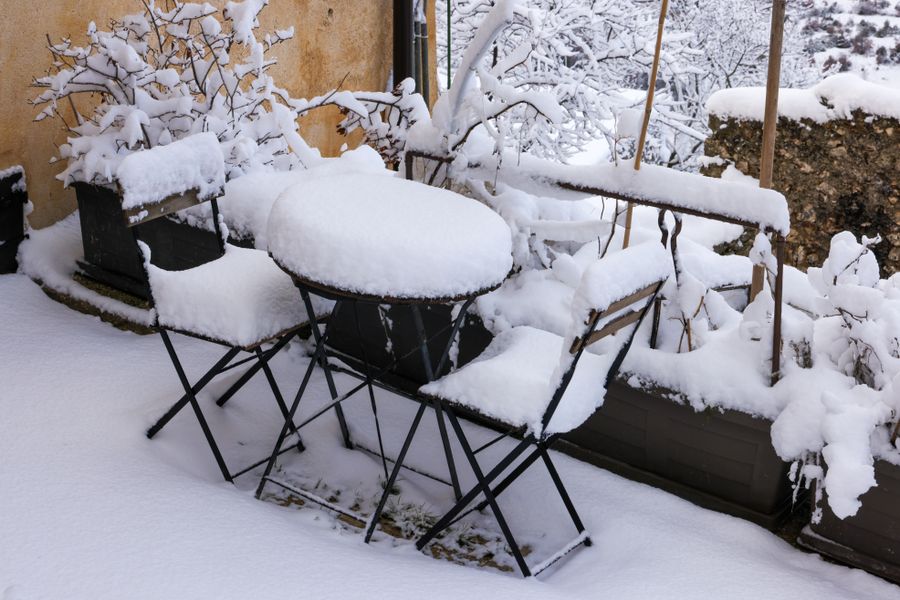 Patio exterior nevado en invierno
