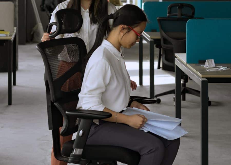 Postura ergonómica en oficina moderna