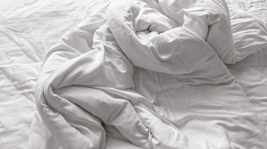 Ropa de cama blanca y colchón