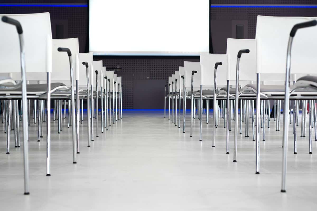 Sillas de oficina modernas en sala de conferencias
