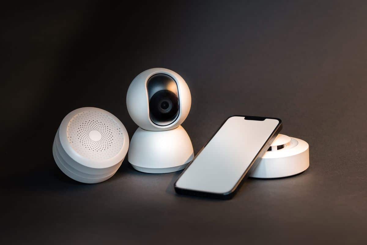 Smartphone con dispositivos de seguridad para hogar inteligente