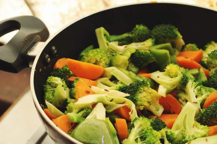 Verduras salteadas en sartén antiadherente