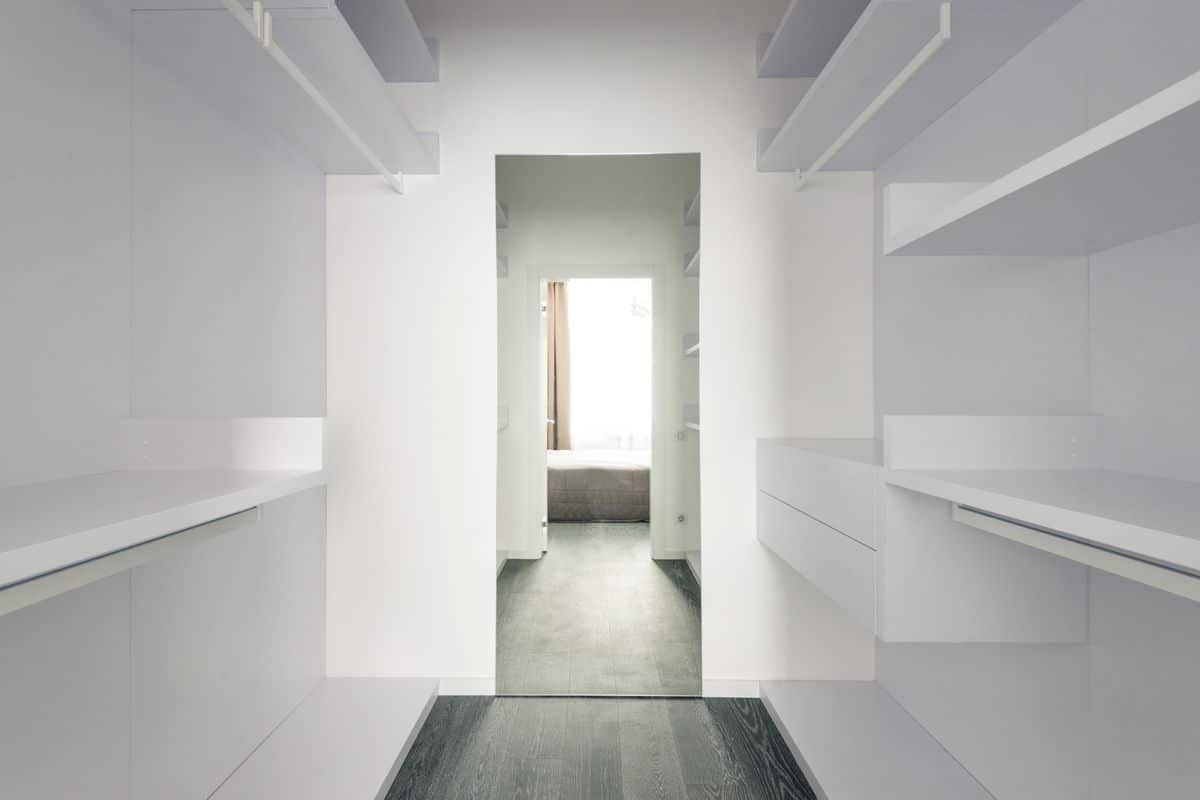 Vestidor moderno minimalista espacioso