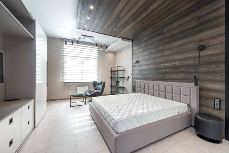 Colchón ortopédico en dormitorio moderno