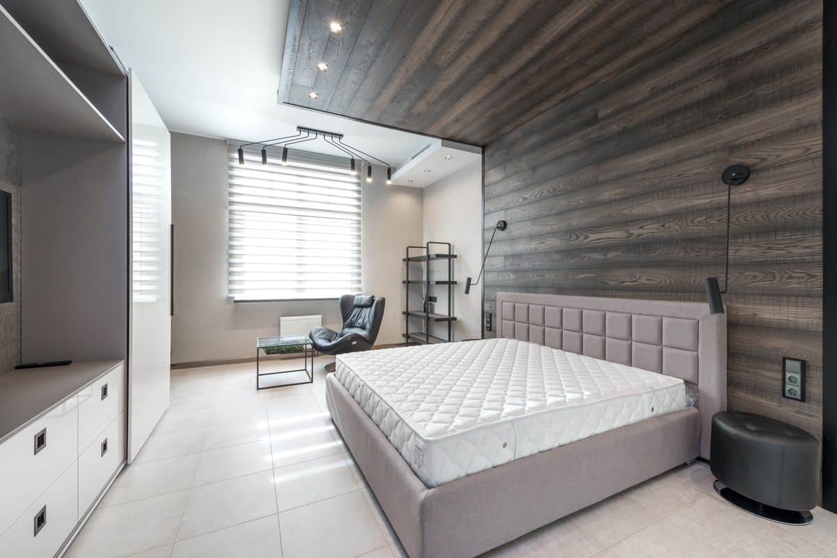 Colchón ortopédico en dormitorio moderno
